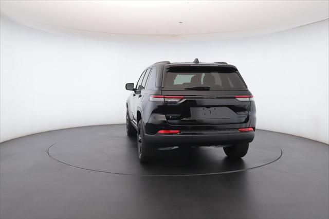 Photo of 2025 Diamond Black Crystal Pearlcoat Jeep Grand Cherokee