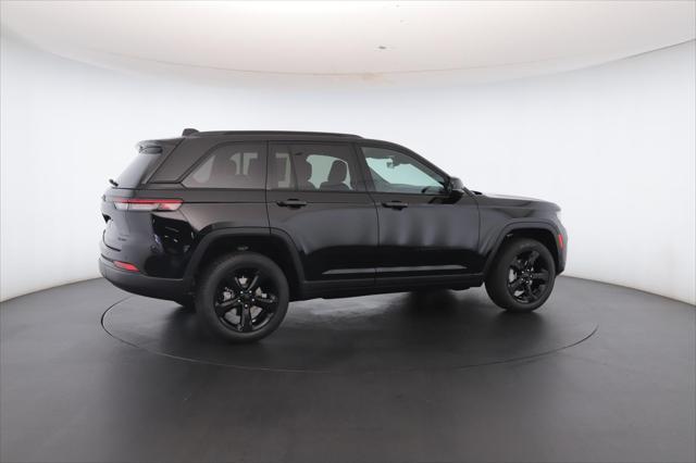 Photo of 2025 Diamond Black Crystal Pearlcoat Jeep Grand Cherokee