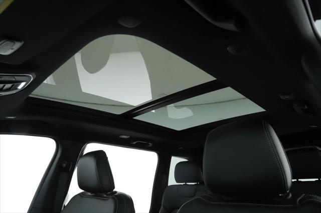 Photo of 2025 Diamond Black Crystal Pearlcoat Jeep Grand Cherokee