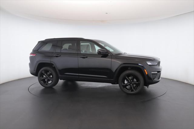 Photo of 2025 Diamond Black Crystal Pearlcoat Jeep Grand Cherokee