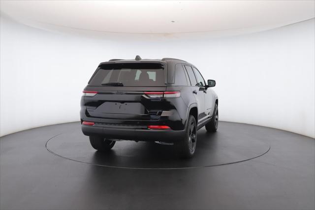 Photo of 2025 Diamond Black Crystal Pearlcoat Jeep Grand Cherokee