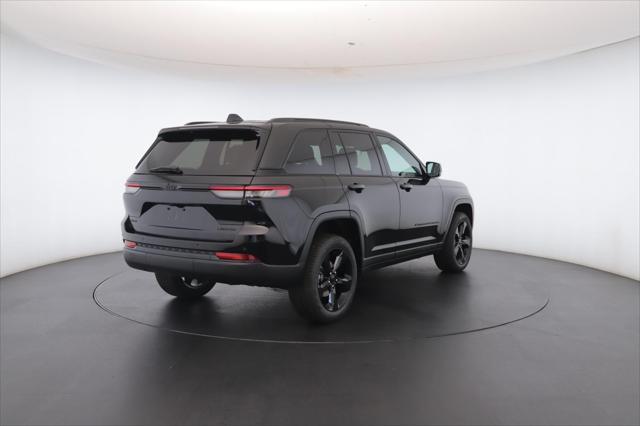 Photo of 2025 Diamond Black Crystal Pearlcoat Jeep Grand Cherokee