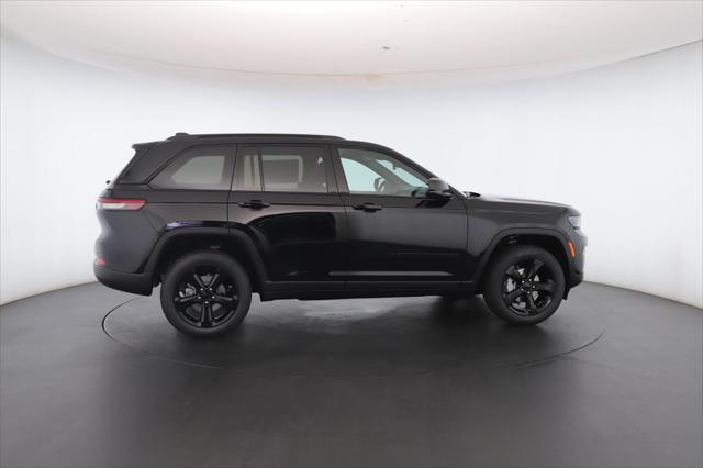 Photo of 2025 Diamond Black Crystal Pearlcoat Jeep Grand Cherokee