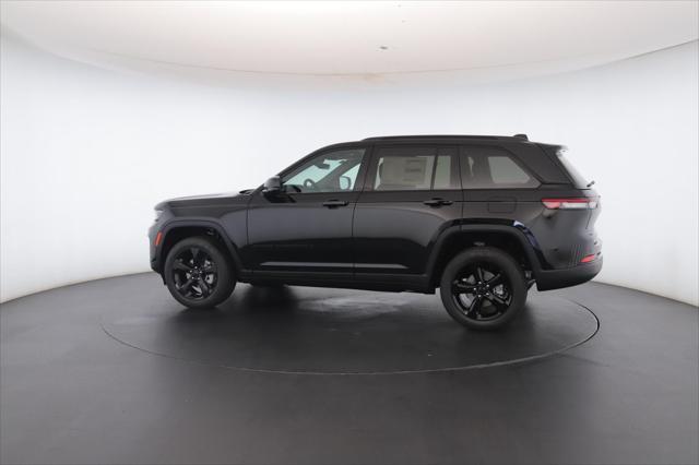 Photo of 2025 Diamond Black Crystal Pearlcoat Jeep Grand Cherokee