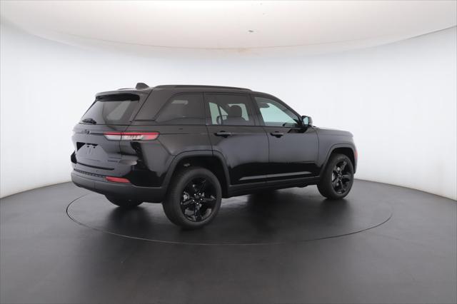 Photo of 2025 Diamond Black Crystal Pearlcoat Jeep Grand Cherokee