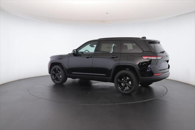 Photo of 2025 Diamond Black Crystal Pearlcoat Jeep Grand Cherokee