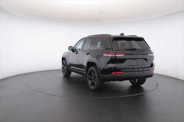 Photo of 2025 Diamond Black Crystal Pearlcoat Jeep Grand Cherokee