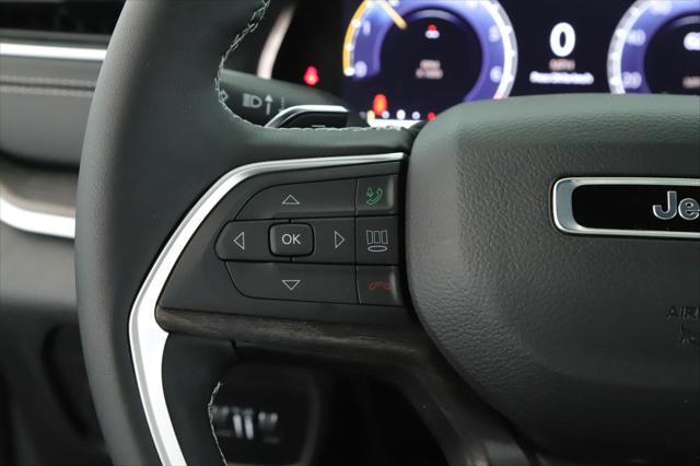 Photo of 2025 Diamond Black Crystal Pearlcoat Jeep Grand Cherokee