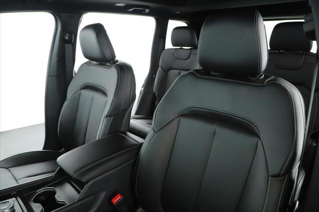 Photo of 2025 Diamond Black Crystal Pearlcoat Jeep Grand Cherokee