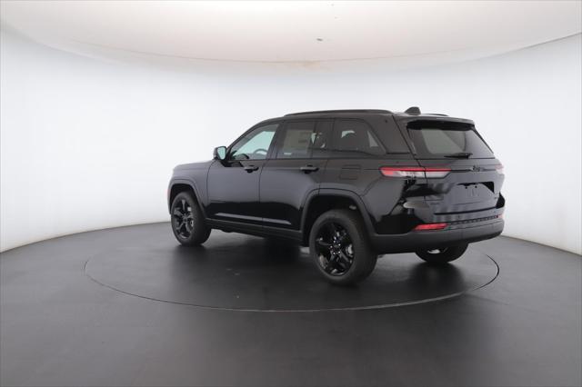 Photo of 2025 Diamond Black Crystal Pearlcoat Jeep Grand Cherokee