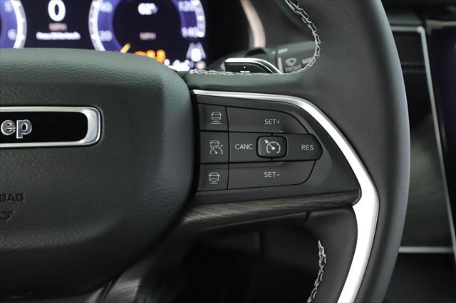 Photo of 2025 Diamond Black Crystal Pearlcoat Jeep Grand Cherokee