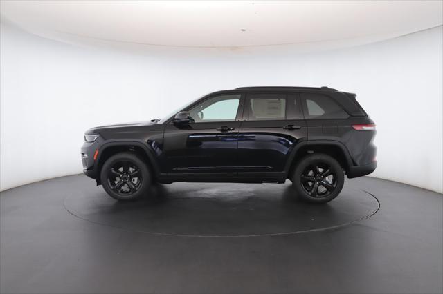 Photo of 2025 Diamond Black Crystal Pearlcoat Jeep Grand Cherokee