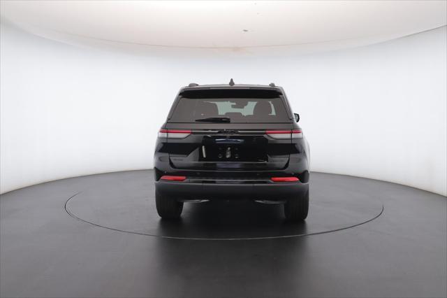Photo of 2025 Diamond Black Crystal Pearlcoat Jeep Grand Cherokee
