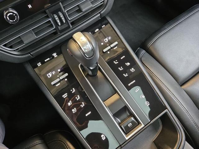 Photo of 2024 Carrara White Porsche Macan
