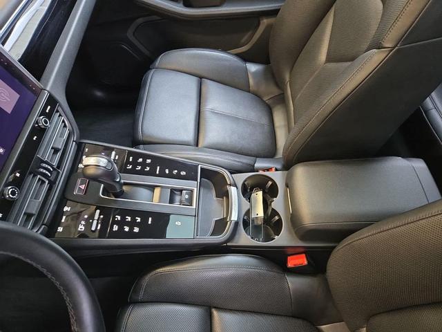 Photo of 2024 Carrara White Porsche Macan