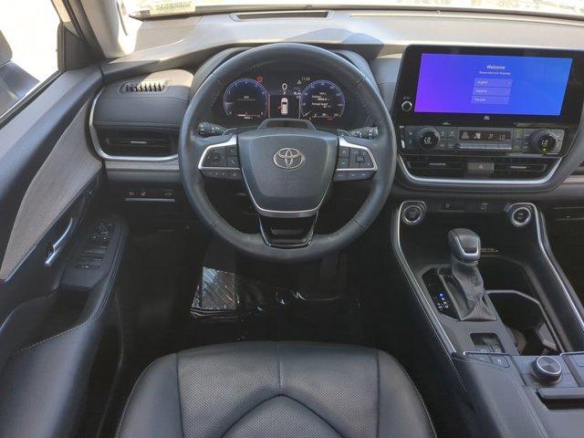 Photo of 2024 Celestial Silver Metallic Toyota Grand Highlander