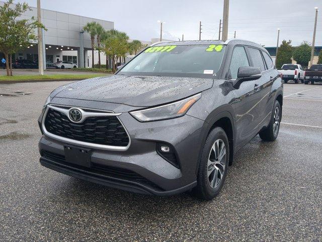 Photo of 2024 Magnetic Gray Metallic Toyota Highlander