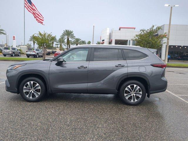Photo of 2024 Magnetic Gray Metallic Toyota Highlander