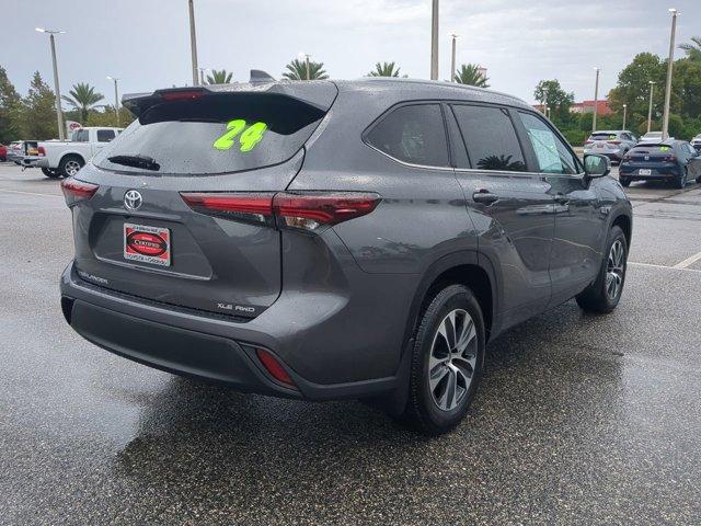 Photo of 2024 Magnetic Gray Metallic Toyota Highlander