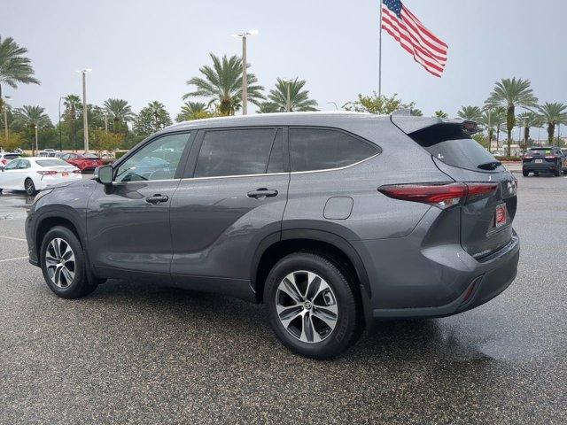 Photo of 2024 Magnetic Gray Metallic Toyota Highlander