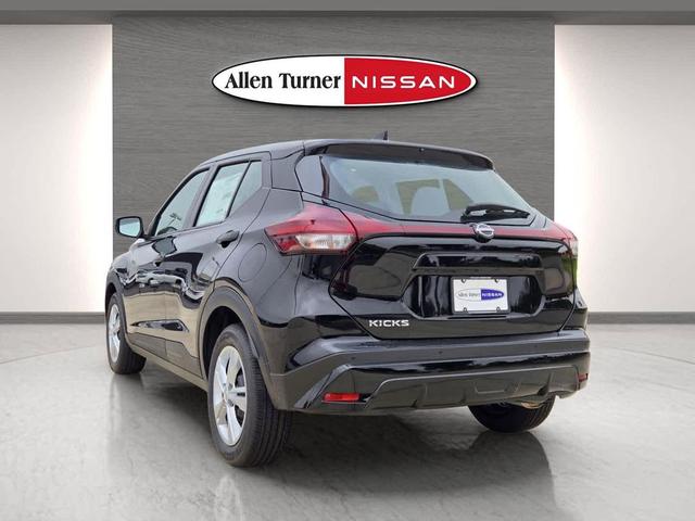 Photo of 2025 Super Black Nissan Kicks