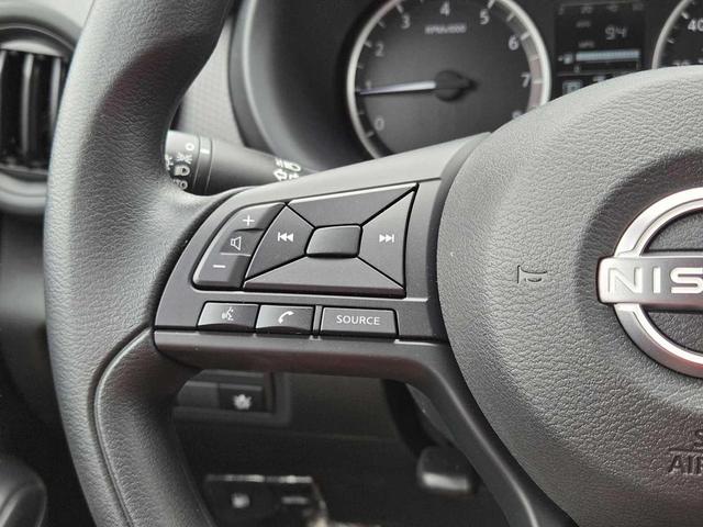 Photo of 2025 Super Black Nissan Kicks