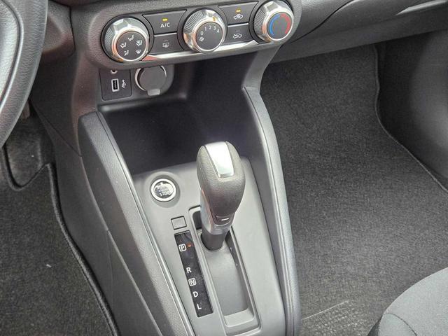 Photo of 2025 Super Black Nissan Kicks