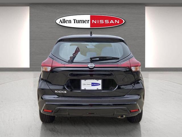 Photo of 2025 Super Black Nissan Kicks