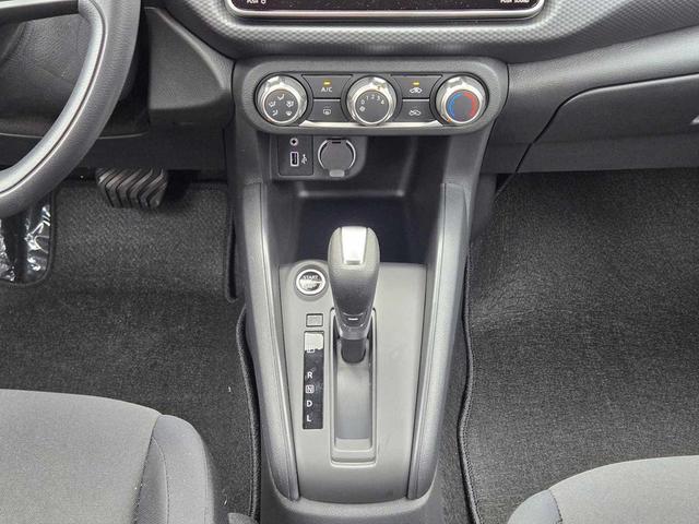 Photo of 2025 Super Black Nissan Kicks