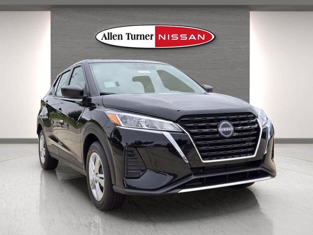 Photo of 2025 Super Black Nissan Kicks