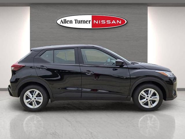 Photo of 2025 Super Black Nissan Kicks
