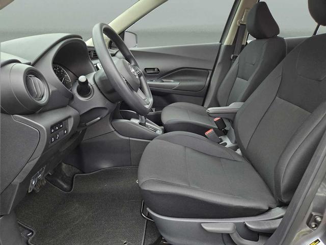 Photo of 2025 Super Black Nissan Kicks
