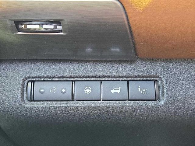 Photo of 2024 Pearl White Tricoat Nissan Pathfinder