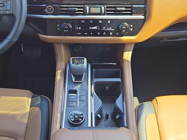 Photo of 2024 Pearl White Tricoat Nissan Pathfinder