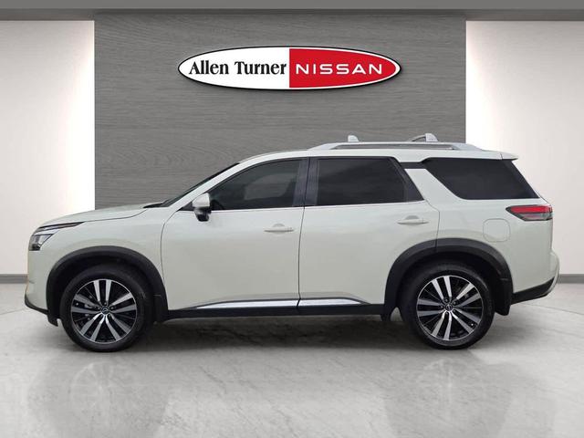 Photo of 2024 Pearl White Tricoat Nissan Pathfinder