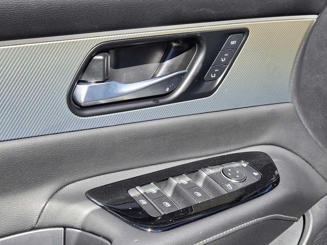 Photo of 2025 Everest White Pearl Tricoat/Super Black Nissan Murano