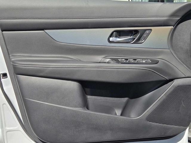Photo of 2025 Everest White Pearl Tricoat/Super Black Nissan Murano