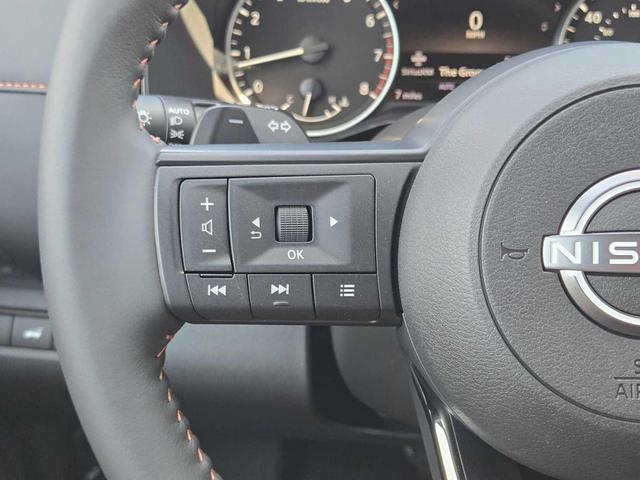 Photo of 2025 Glacier White Nissan Pathfinder