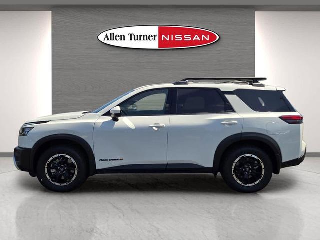 Photo of 2025 Glacier White Nissan Pathfinder