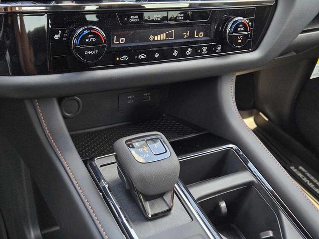 Photo of 2025 Glacier White Nissan Pathfinder