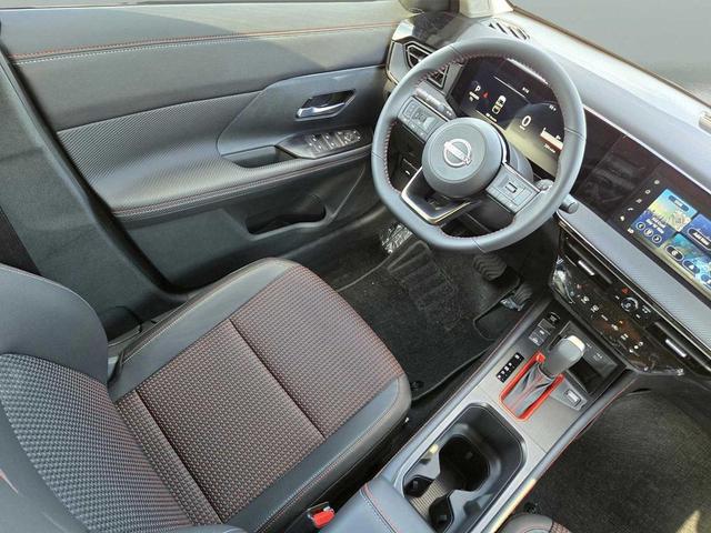 Photo of 2025 Super Black Nissan Kicks