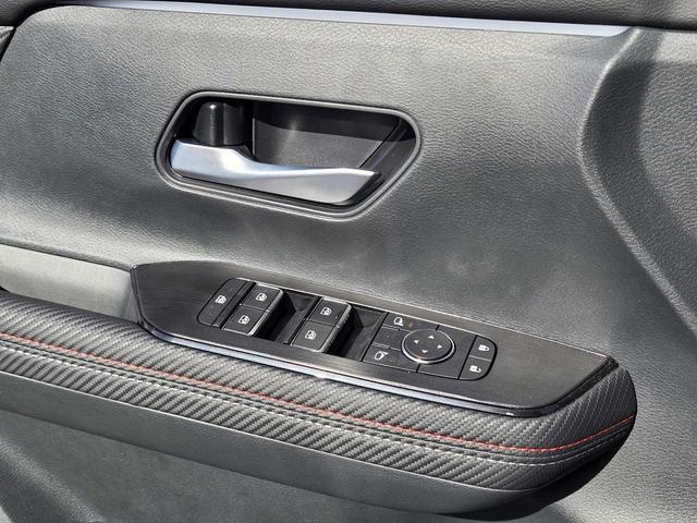 Photo of 2025 Super Black Nissan Kicks
