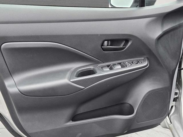 Photo of 2025 Super Black Nissan Versa