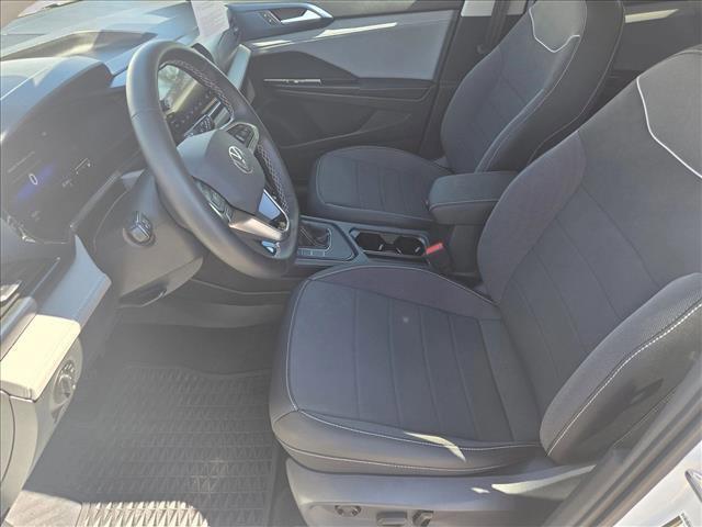 Photo of 2024 Pure White w/Deep Black Roof Volkswagen Taos