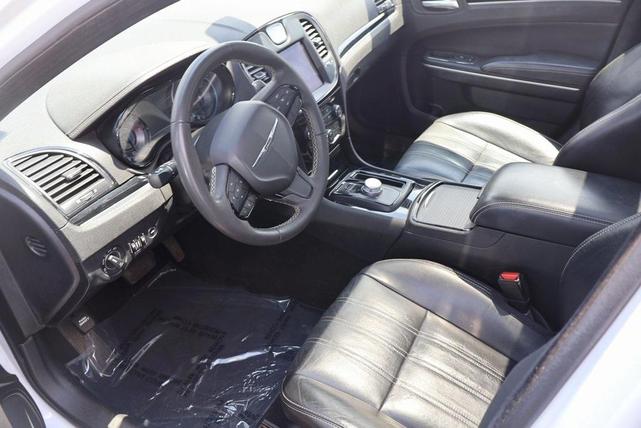 Photo of 2022 Bright White Clearcoat Chrysler 300