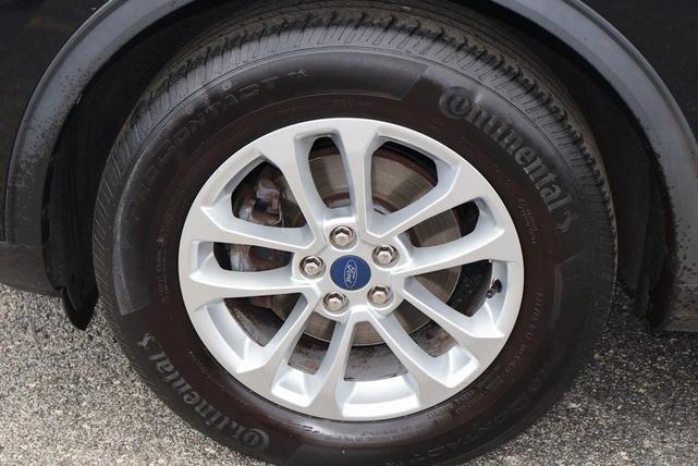 Photo of 2022 Black Metallic Ford Escape