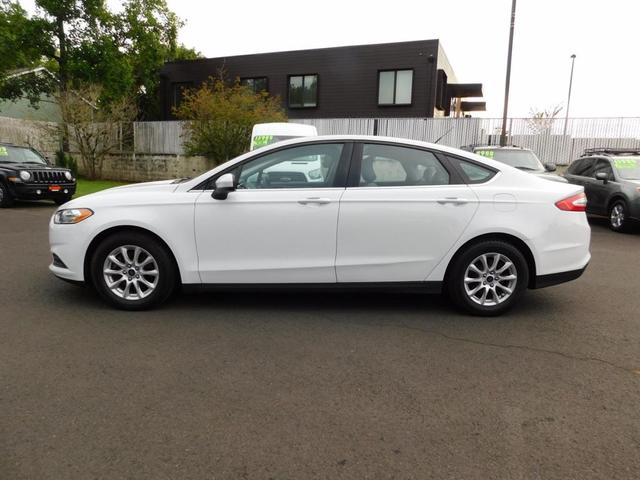 Photo of 2015 White Ford Fusion