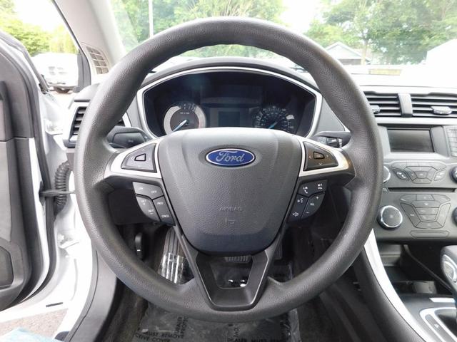 Photo of 2015 White Ford Fusion