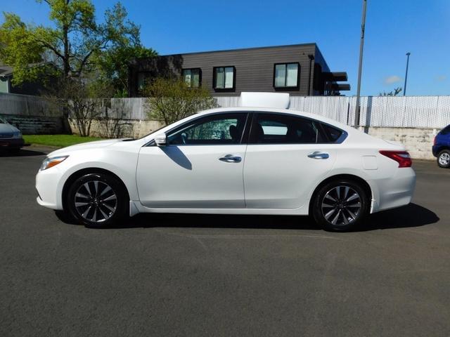 Photo of 2017 White Nissan Altima