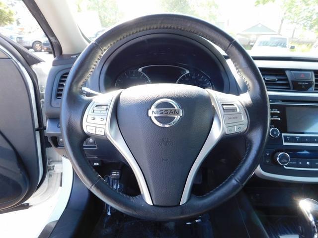 Photo of 2017 White Nissan Altima